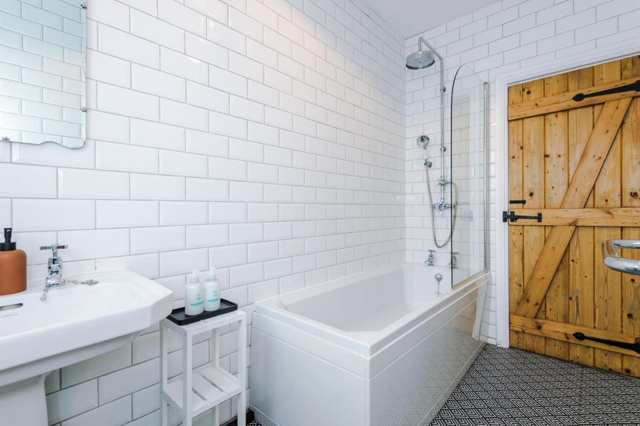 New! Gorgeous 2-Bed Home In Chester City Centre By 53 Degrees Property - Incredible Location, Ideal For Small Groups - Sleeps 6! Exteriör bild